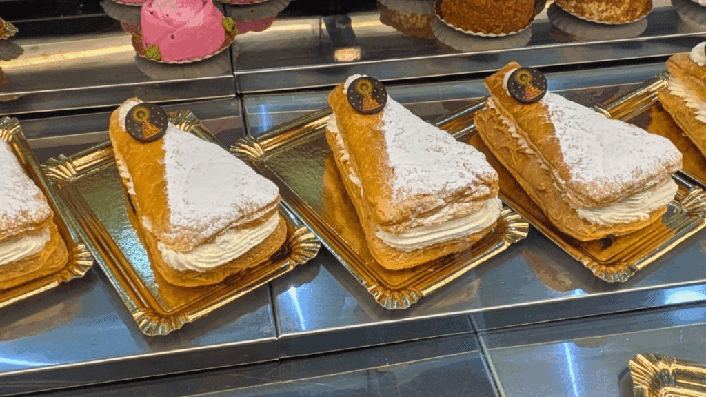 Maestros pasteleros elaborando masas en el obrador propio de Pastelería Hojaldres en Zaragoza